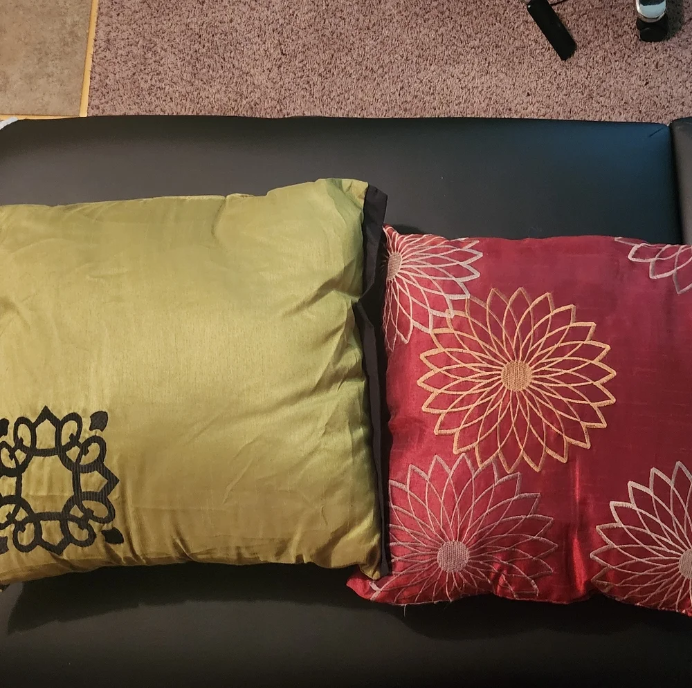 Decorative Green and Red Throw Pillow Set